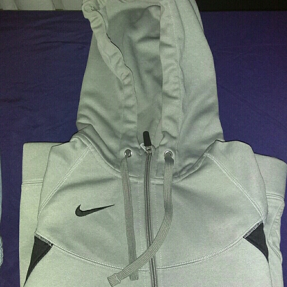 This is beautiful nike sports/running jacket.